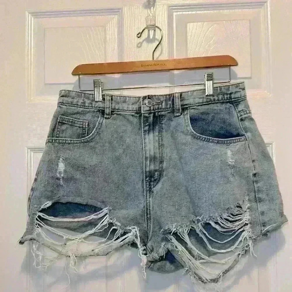 Pretty Little Thing Denim Ripped Jean Short Frayed Bottom. Women’s Size 10 - Picture 2 of 13